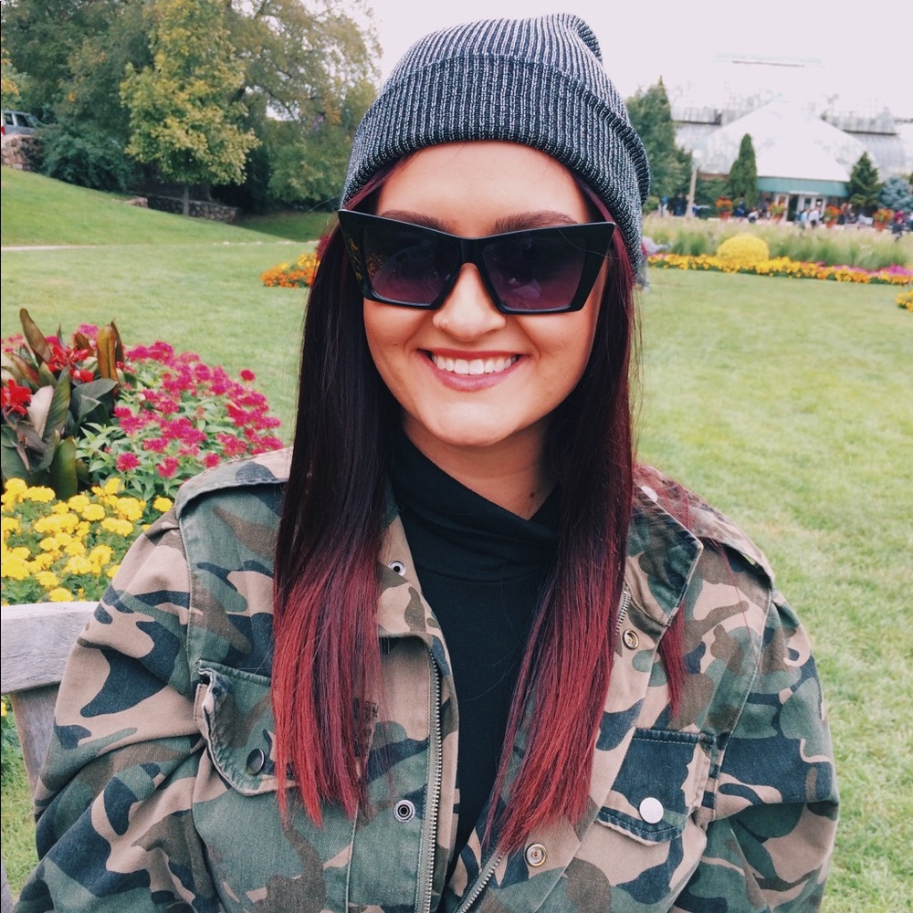 Meet your Posher, Mirella